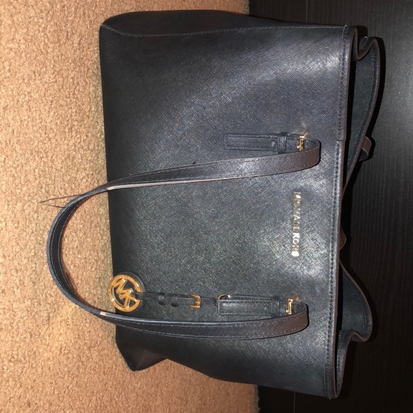 Michael Kors hand bag - Picture 2 of 7